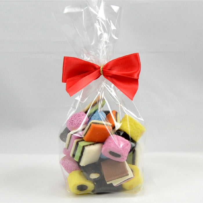 Lakritzbonbons in einer Tüte mit Schleife